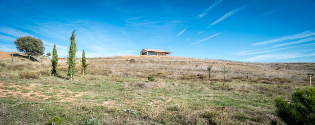 Un proyecto especial por su relación con el entorno, emplazado en la periferia de un pequeño pueblo en donde la arquitectura y la naturaleza se funden mano a mano. 