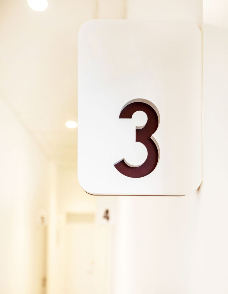 We are committed to integrated signage, wooden paneling to enhance acoustics in waiting areas, and materials specifically chosen to meet the sanitary standards of the clinic environment.